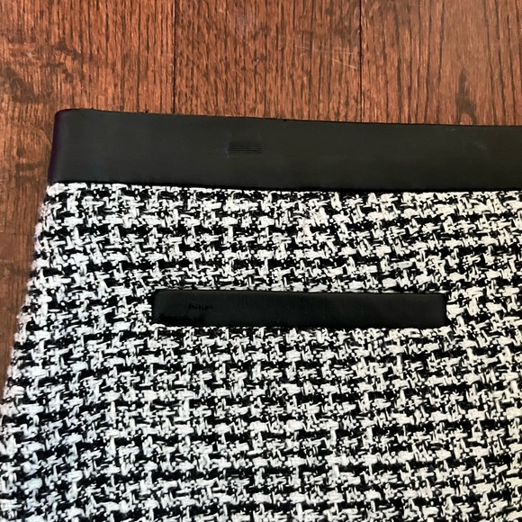 Olsen Europe black and white woven skirt - size 12 - Picture 2 of 6